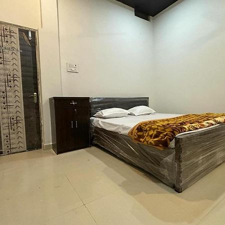 Madhuri Guest House Varanasi Exterior photo