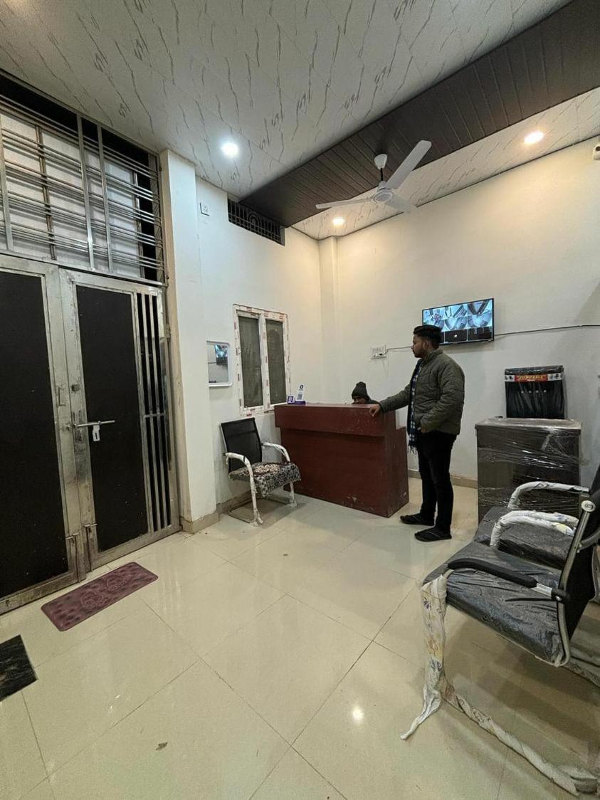 Madhuri Guest House Varanasi Exterior photo